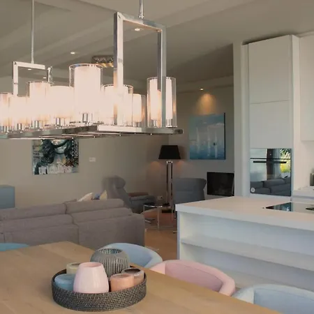 Bluepearl, Charlotte